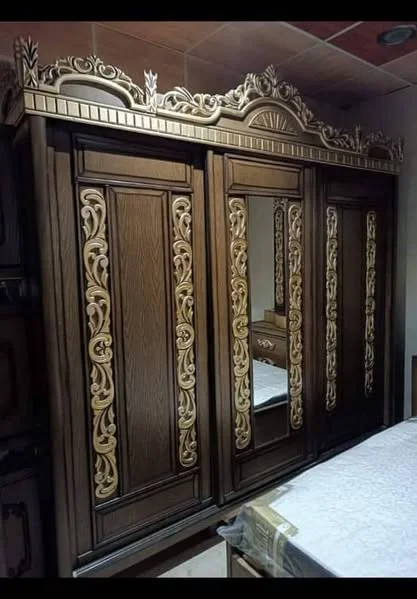تجريبي — عرض محلي — غرفت نوم خشب نضيفه جدأ وتخوت خشب زان ثقيل نضيفه في Lobaye